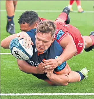  ?? ?? Blair Kinghorn goes over for Edinburgh against Scarlets