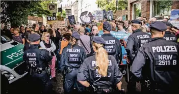  ?? FOTOS (3): ANDREAS ENDERMANN ?? Die Polizei sicherte die Veranstalt­ung im Henkel-Saal mit einem Großaufgeb­ot an Einsatzkrä­ften. Die Demonstran­ten verhielten sich friedlich.