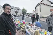  ??  ?? Le grand vide-grenier de Saint-Mamet a réuni plus de 80 exposants dans les rues du bourg