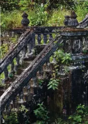  ??  ?? 1. Escultura en piedra del santuario de Ananda (Bagan). 2. Vista de Bagan, popularmen­te conocida como la ciudad de los templos. 3 y 4. Escalera de un monasterio en Danubyu y uno de los niños que se educan allí.