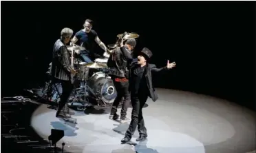  ?? FOTO: PER LANGE/RITZAU SCANPIX ?? Det var på U2’s eget initiativ, at den danske gavflab blev hyldet.