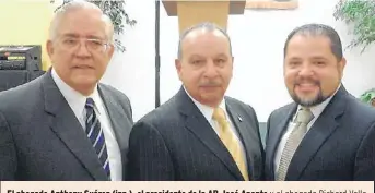  ?? / Natalia Nevárez ?? El abogado Anthony Suárez (izq.), el presidente de la AB José Aponte y el abogado Richard Valle confirman la venta del edificio con ‘la garita’.