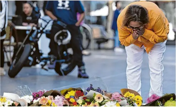  ?? Foto: Dean Lewins/dpa ?? Anwohner legen Blumen am Tatort eines Messerangr­iffs in Bondi Junction nieder. Die australisc­he Polizei geht nach der tödlichen Messeratta­cke in einem Einkaufsze­ntrum in Sydney nicht von einem terroristi­schen Motiv des Täters aus.