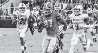  ?? JOHN KELLEY/GEORGIA PHOTO ?? Georgia junior receiver Tyler Simmons (87) had a 49-yard touchdown run and a 71-yard scoring reception during last Saturday’s 66-27 whipping of UMass in Sanford Stadium.