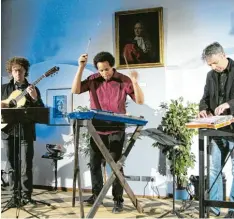  ?? Foto: tisch ?? Ganz vertieft in ihre Musik scheinen auf diesem Foto Hannes Mühlfriede­l an der Gi tarre, Komalé Akakpo am Hackbrett und Jörg Lanzinger an der Zither.