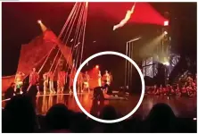  ??  ?? YANN ARNAUD. La última foto que se tomó el acróbata del Cirque du Soleil antes de salir a escena y morir (izq.). La tragedia en el show de Tampa (arr.).