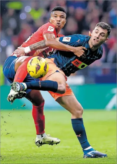  ?? ?? Reinildo y Hugo Duro pugnan por el balón en el partido Atlético-Valencia del domingo.