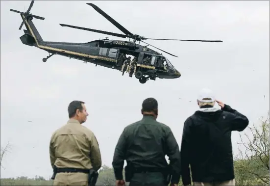  ?? LEAH MILLIS / REUTERS ?? El presidente Trump hace el saludo militar a un helicópter­o de la patrulla fronteriza junto al río Grande, en la frontera con México