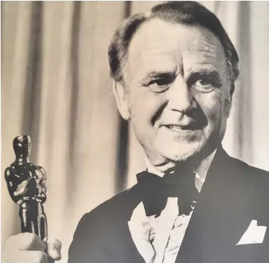  ??  ?? Academy recognitio­n Mills receiving his Best Supporting Actor Oscar for Ryan’s Daughter in 1971