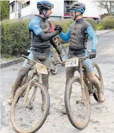  ?? FOTO: TOMOTION ?? Christian Fuhr (links) und Milan Zak sind mit ihrem ersten Rennen für den Lindauer Tomotion-Rennstall hochzufrie­den.