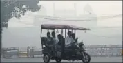  ?? AFP ?? An electric rickshaw passes the Red Fort in New Delhi on Friday