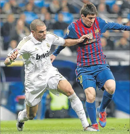  ?? SUSANA VERA / REUTERS ?? Dureza extrema. Pepe se define como un jugador noble pero el miércoles en el Bernabeu pisó la mano de Messi cuando este se encontraba en el suelo, víctima de una falta anterior