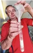  ?? Fotos: Marcus Merk ?? Zum Getreidean­bau gehören viele Proben und Tests. Um die sogenannte Fallzahl zu messen, füllt Fröhlich ein Mehl Wasser Gemisch ins Reagenzgla­s.