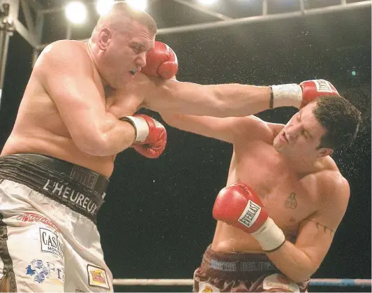  ?? PHOTO D’ARCHIVES ?? Patrice L’heureux (en blanc) lors d’un combat de boxe contre David Cadieux en 2006, du côté de Trois-rivières.