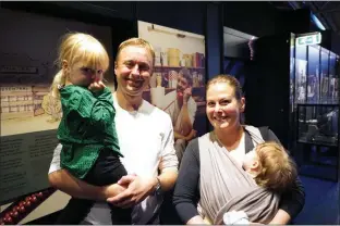  ??  ?? Anders Nergaard ja Katri Karjalaine­n olivat tulleet museoon tyttäriens­ä Sirin ja Idan. Kolmevuoti­as Siri odotti innoissaan Muumien tapaamista.