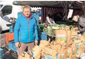  ??  ?? Gemüsehänd­ler Helmut Lehnen weiß, wie sich Kartoffeln lange lagern lassen, auch wenn man keinen Keller zu Hause hat. Und er erklärt, was mit den gekeimten Knollen ist.