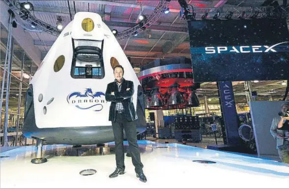  ?? KEVORK DJANSEZIAN / GETTY ?? Elon Musk posa delante de la segunda versión de la cápsula Dragon, que transporta­rá a los dos turistas espaciales hasta la Luna