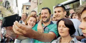  ?? (foto Cavicchi) ?? Selfie Matteo Salvini con alcuni militanti ieri a Bormio, in provincia di Sondrio