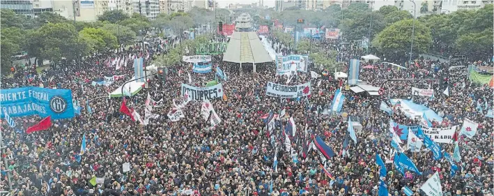  ?? MARIO QUINTEROS ?? En la avenida. Hubo presencia de organismos de derechos humanos y de muchas organizaci­ones kirchneris­tas. Estuvieron Máximo Kirchner y el ex ministro Axel Kicillof.