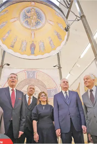  ??  ?? SVEČANOST: Zvanice na jučerašnje­m predstavlj­anju makete kupole u Ruskom domu