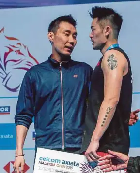  ?? PIC BY ASWADI ALIAS ?? Lee Chong Wei (left) speaks to Lin Dan after the prize giving ceremony at the Malaysia Open on Sunday.