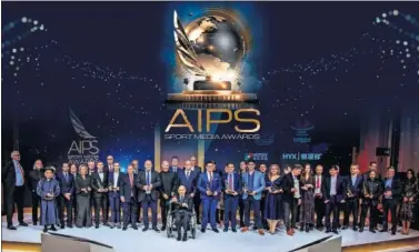 ??  ?? Los premiados por la Asociación Internacio­nal de Periodismo Deportivo (AIPS) posan al final de la gala.