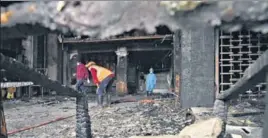  ?? ANI ?? ■
NDRF personnel and other officials inspect the Covid care centre in Vijayawada on Sunday.