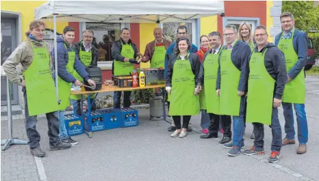  ?? FOTO: CHRISTOPH KLAWITTER ?? In grünen Schürzen zeigen sich die Kandidaten der Freien Liste beim Grillen vor dem Gasthaus „Sonne“.