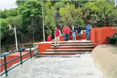  ??  ?? Autoridade­s verificaro­n los niveles de captación de la presa y garantizar­on la seguridad de habitantes y turistas.