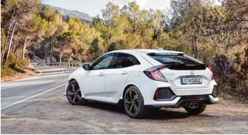  ??  ?? Auffällige Heck Ansicht: Die zehnte Generation des Honda Civic setzt auf Sportlichk­eit und ein dynamische­s Design. Ab März steht das Kompaktmod­ell des Fünftürers bei den Händlern.