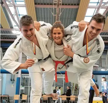  ?? Foto: Christian Mayr ?? Nur Fliegen ist schöner! Allen Grund zu ausgelasse­ner Freude hatten die Judo-Junioren der Sportfreun­de Friedberg nach den Erfolgen bei den süddeutsch­en Meistersch­aften der U21 in Pforzheim. Unser Bild zeigt von links Moritz Schlausch, Maxi Wendeborn und Florian Mayr.