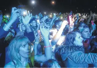  ??  ?? Adelante, contra la valla, las chicas deliraban. Ellos también lo disfrutaro­n.