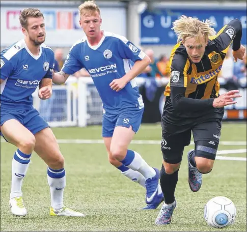  ?? FM4933664 ?? Joe Pigott accelerate­s away from the Gateshead defence but Stones were pegged back despite a man advantage