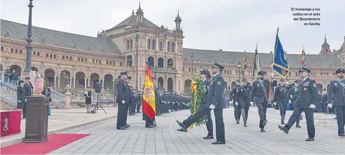  ?? FIRMA DEL FOTÓGRAFO ?? El homenaje a los caídos en el acto del Bicentenar­io en Sevilla