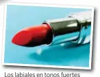  ??  ?? Los labiales en tonos fuertes quedan perfectos perffec para la noche.