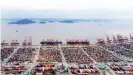  ??  ?? El puerto de contenedor­es de NingboZhou­shan cerca de Shanghai. China es la única economía nacional que no se contrajo por la pandemia.