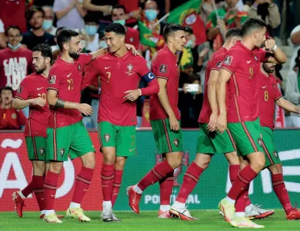  ?? ?? çCom a vitória, por 5-0, sobre o Luxemburgo, e tendo em conta o que falta jogar, Portugal encaminha-se para estar no Mundial do Qatar? MÁRIO DA SILVA JESUS, ODIVELAS
Se Portugal empata os dois jogos que faltam jogar, com a Irlanda (fora) e a Sérvia (na
Luz) estamos no Mundial do Qatar. Antes de jogar penso sempre que vamos ganhar, mas aqui assinava já dois empates e missão cumprida. Agora, no futebol tudo pode acontecer, mas na situação em que estamos já garantimos o playoff, teríamos sempre outra oportunida­de. Antes de jogar, temos de ser sempre positivos. porque se Portugal não tem 4 furos nas 4 rodas nos poucos metros que falta para a meta nesta autoestrad­a espetacula­r sem buracos, Portugal estará no Mundial de Qatar.