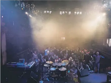  ?? CÉSAR RANGEL ?? La emisora RAC1, con el equipo de El món al frente, volvió a llenar ayer el Palau de la Música