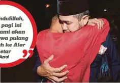  ??  ?? AZRAL (kanan) memeluk ahli keluargany­a ketika menuntut jenazah Mohd Akasha di HPSF.