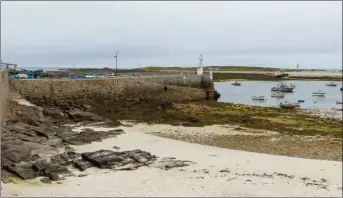  ??  ?? Depuis la plage de Pennti Ar Vag, à Molène, la vue donne sur l’île du Ledenez avec sa maison des goémoniers.