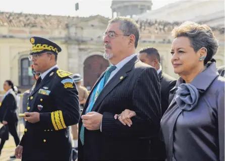  ?? AFP ?? Bernardo Arévalo asistió a una ceremonia en la cual las Fuerzas Armadas lo reconocier­on como su comandante en jefe. Lo acompañan Henry Sáenz, ministro de Defensa, y Lucrecia Peinado, su esposa.