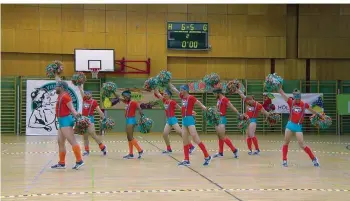  ?? FOTO: ZDF/ORF/CONSTANZE GRIESSLER ?? Die männliche Cheerleade­rgruppe „Fearleader­s“zeigt ihr Können bei einem Auftritt. Diese „typisch weibliche“Sportart ist ein Beispiel dafür, dass es bis zur Abschaffun­g der Geschlecht­er noch weit hin ist.