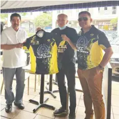  ?? CONTRIBUTE­D PHOTO ?? Down Under Promotions Sports and Events chairman Julius Escobar (R) with ACBA founder Leon Teh (C) and NCRAA general manager Buddy Encarnado.