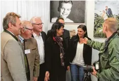  ??  ?? Fotograf Christian Hammerer führte an seinem Messestand seine Fotobox vor. Auf Knopfdruck kann man sich damit selbst fotografie­ren – ein Spaß für Partys.