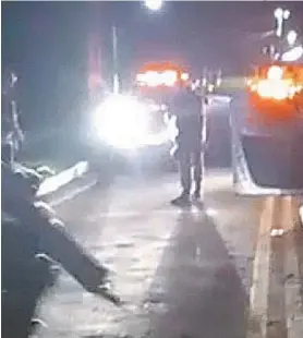  ?? REPRODUÇÃO DE VÍDEO ?? Os policiais civis foram ‘enquadrado­s’ por PMS no meio da estrada