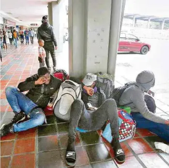  ?? JUAN PABLO RUEDA ?? En el suelo y al aire libre están la mayoría de haitianos que han llegado hasta Cali.