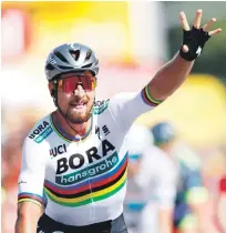  ??  ?? Ganador. Peter Sagan levanta su mano en señal de victoria, tras ganar la segunda etapa del Tour de Francia.