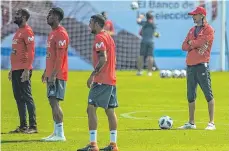  ?? IMAGES ?? Ricardo Gareca (der.) inicia hoy la andadura mundialist­a con Perú./GETTY