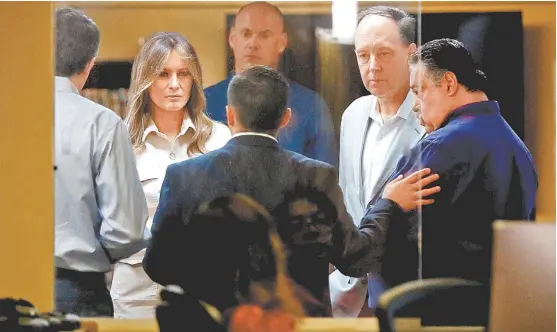  ?? REUTERS ?? En un intento por mejorar la imagen de la Casa Blanca, la esposa del republican­o estuvo en un albergue de Texas.