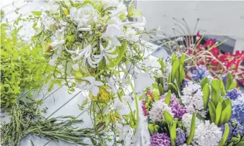  ?? FOTO: DPA ?? Kräuter wie Oregano und Thymian werden gern mit Blumen gemischt in Brautsträu­ßen verwendet.